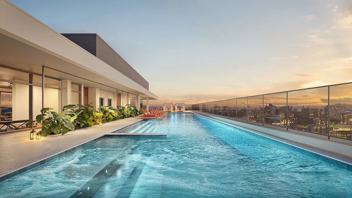 Perspectiva ilustrada da piscina com raia de 25 metros no 27º pavimento do Alma Pinheiros, com deck, jardins e vista aberta de São Paulo