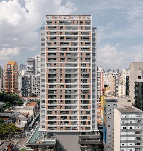 Perspectiva ilustrativa da fachada do 737 Pedroso, empreendimento da Stan em Pinheiros, São Paulo, com arquitetura contemporânea e brises deslizantes
