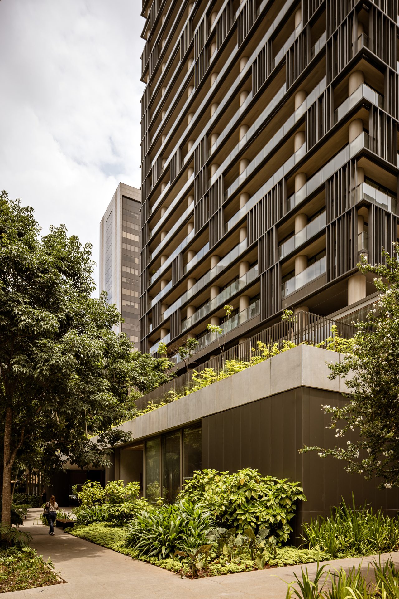 Foto real da fachada do Praça Henrique Monteiro, empreendimento da Stan por Arthur Casas entre Pinheiros e o Jardim Paulistano, em São Paulo