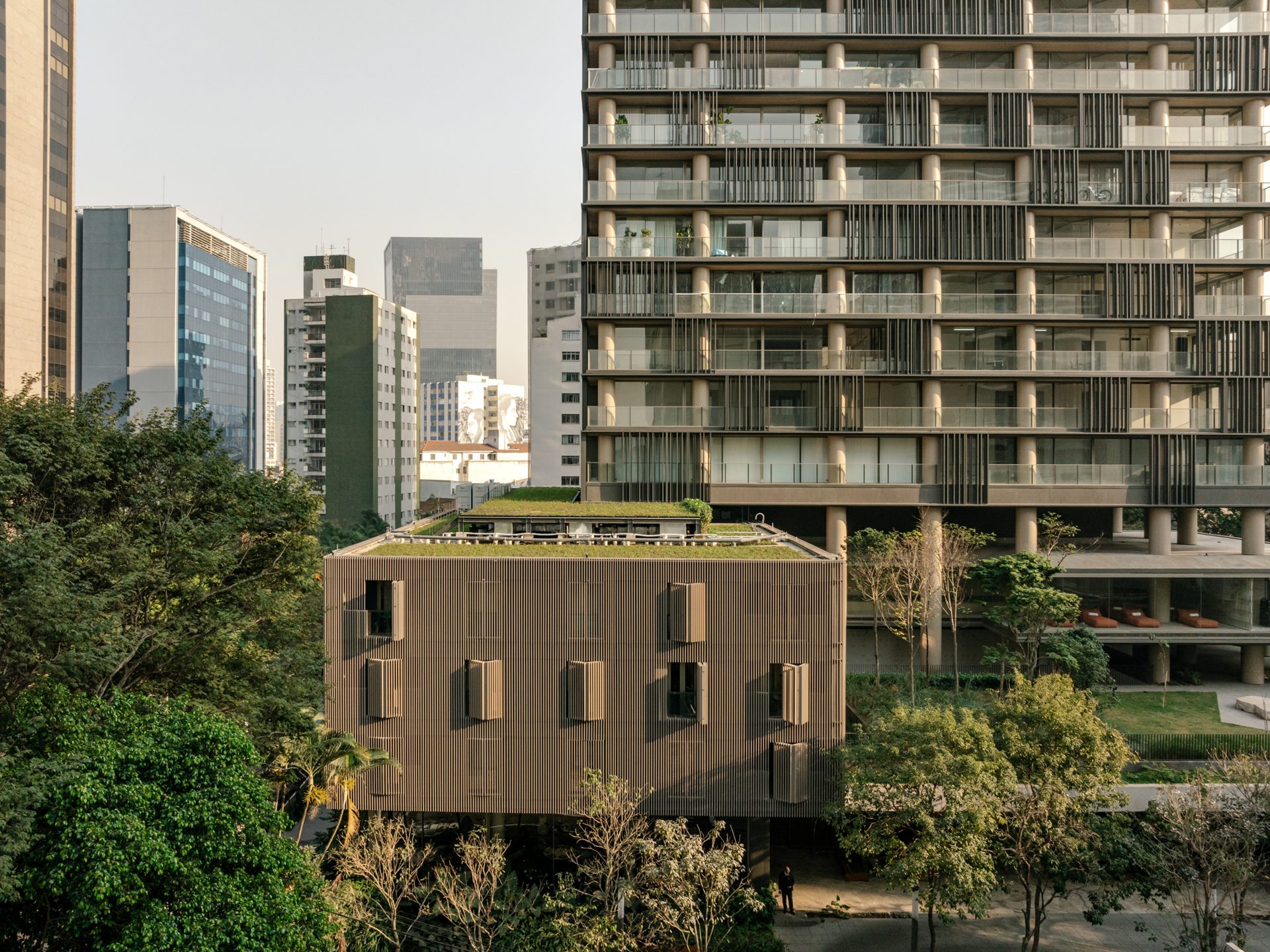 Foto real do Pulso Hotel, integrado ao Praça Henrique Monteiro, na região da Faria Lima em São Paulo