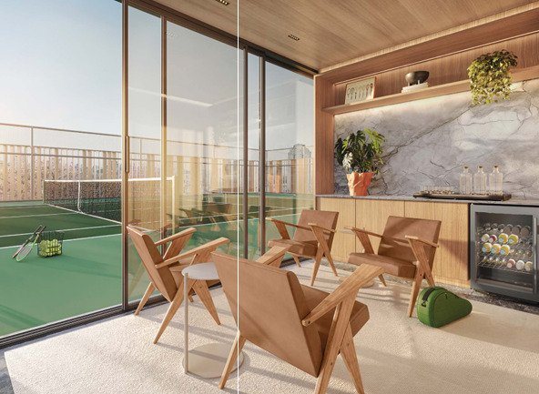 Tennis lounge do Autór Jardins, com mesas de madeira e vista para a quadra de tênis