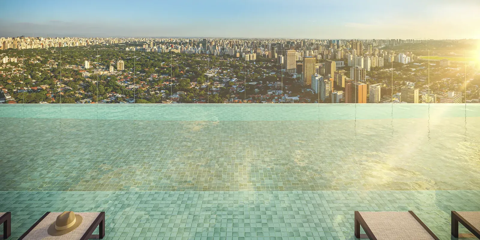 Rooftop do VISAR Jardim Europa, com piscina de borda infinita e vista panorâmica de São Paulo