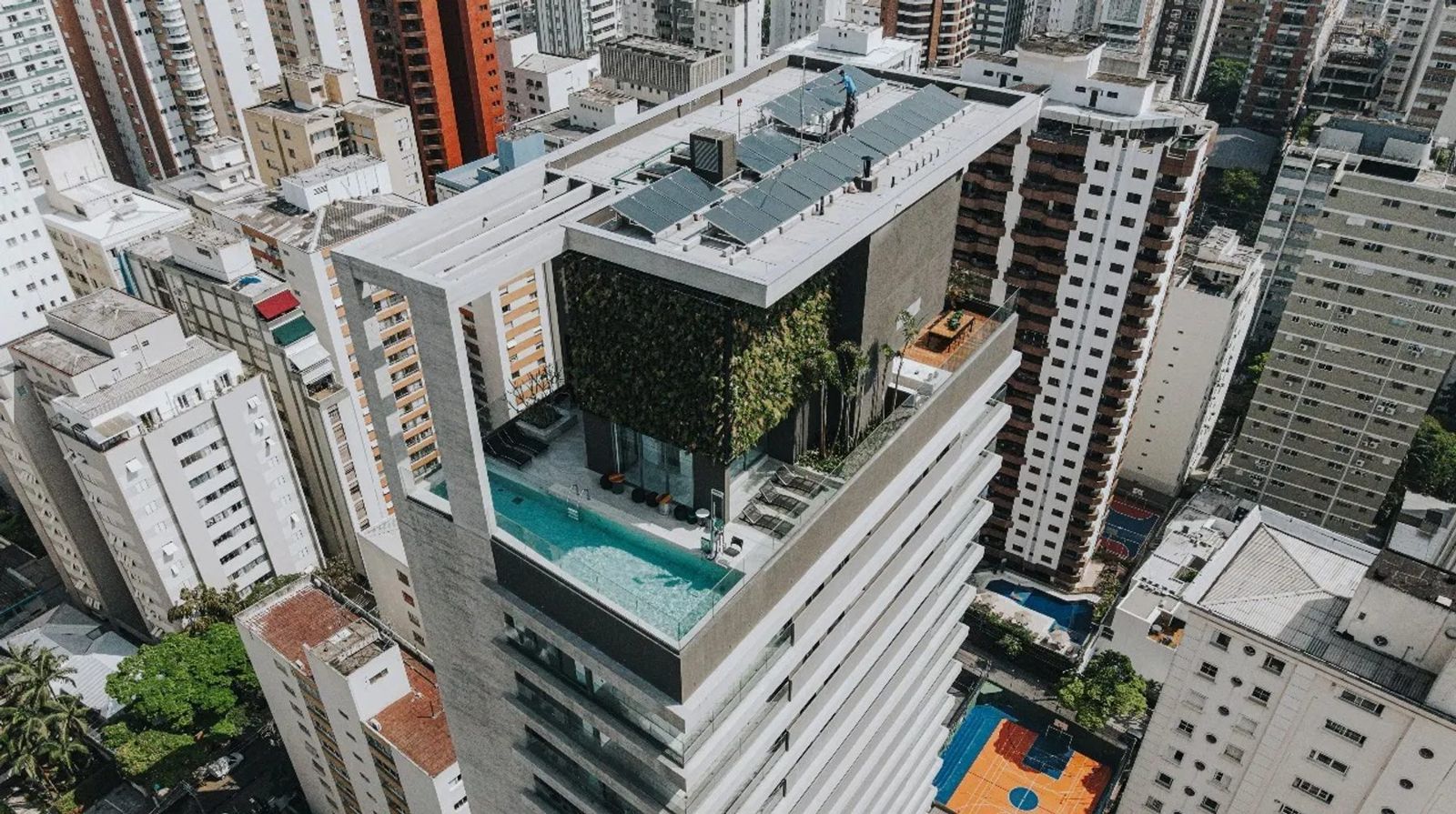Vista aérea do Oscar Itaim, torre única com piscina e jardim vertical, no Itaim Bibi, em São Paulo