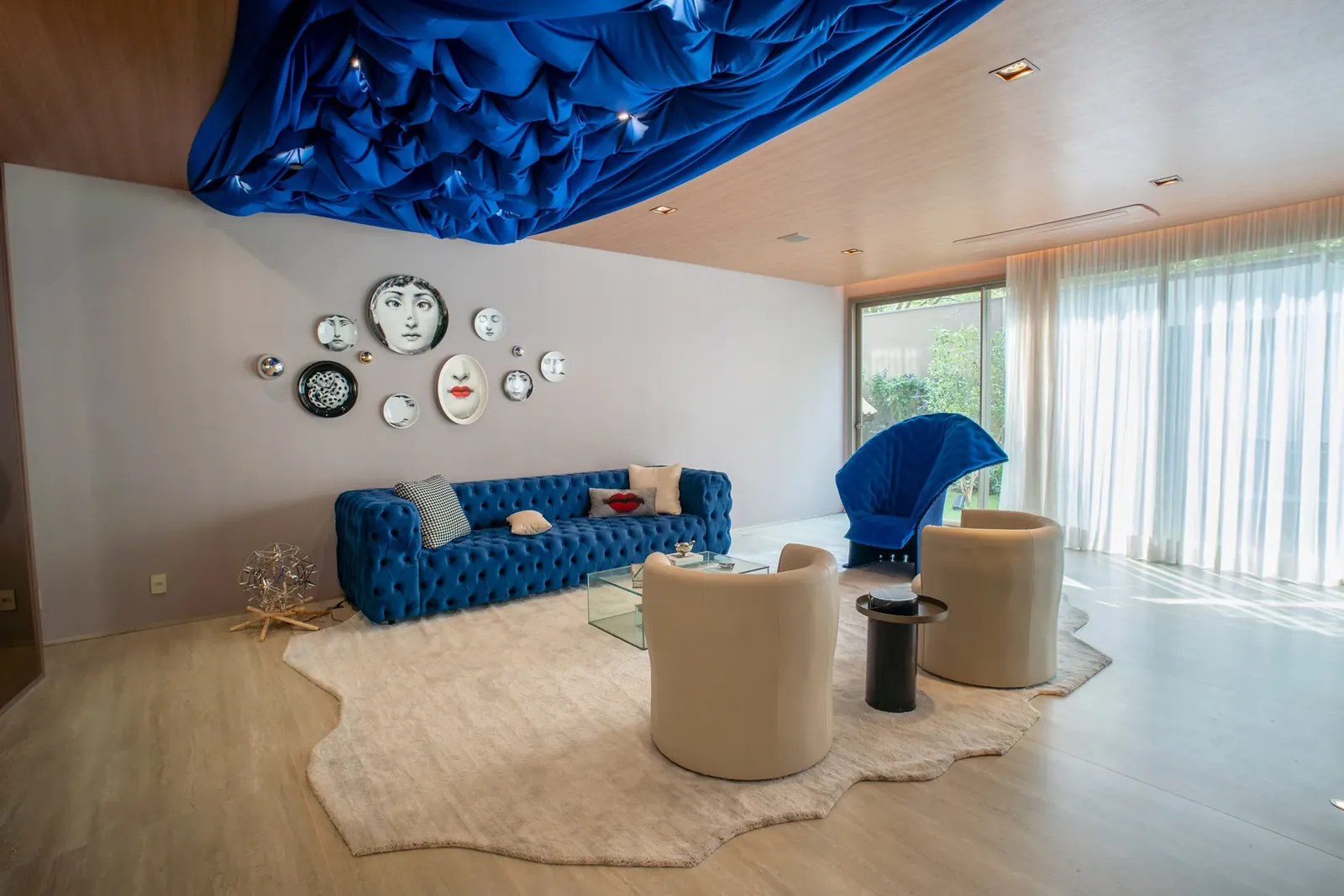 Blue Bar do Cyrela Moema by YOO, com teto escultórico azul e mobiliário de design