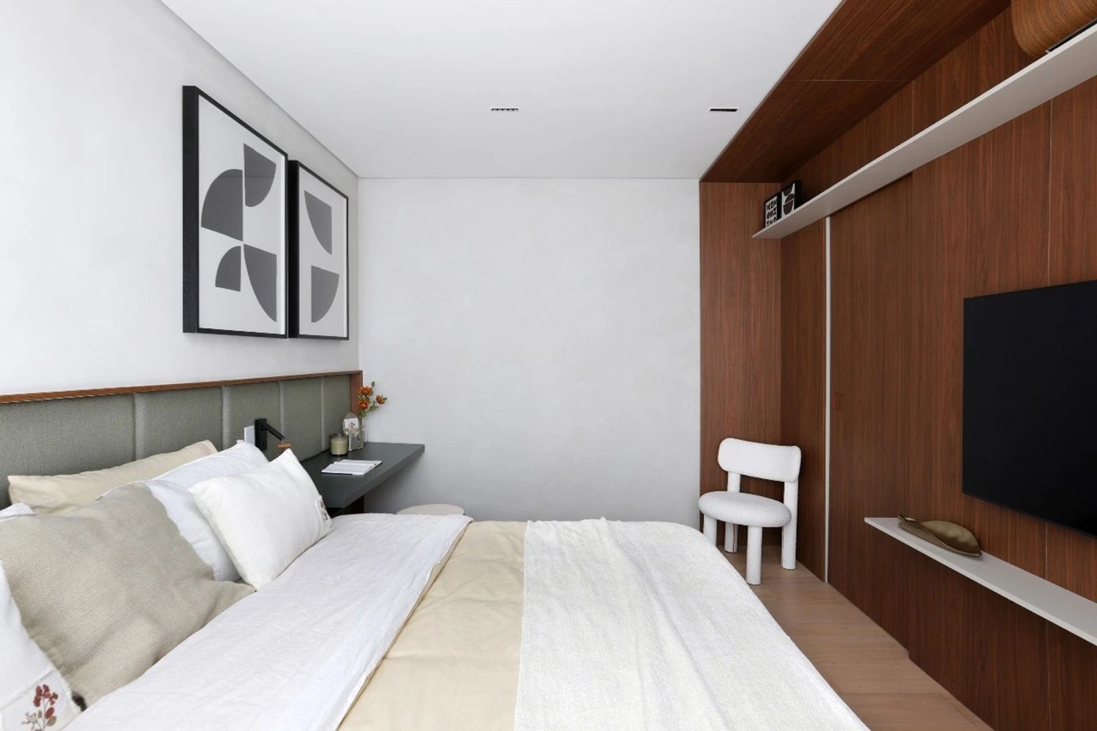 Suíte decorada do Oscar Itaim, com painel de madeira e marcenaria planejada