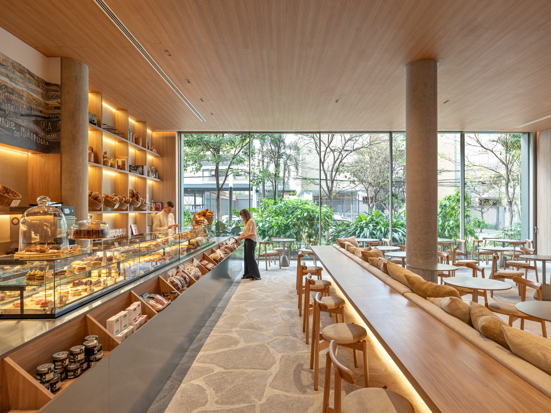 Foto real da boulangerie Cha Cha, no complexo gastronômico do Praça Henrique Monteiro em São Paulo