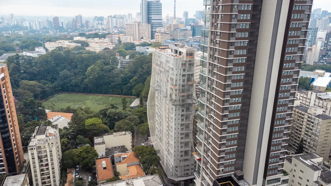 Foto real da obra do Artur 73 vista da rua, mostrando a torre erguida em sua altura final na Rua Artur de Azevedo, rua sem saída em Pinheiros