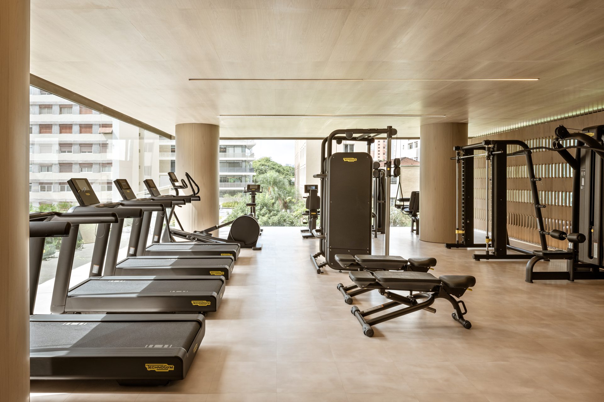 Foto real da academia equipada Technogym do Praça Henrique Monteiro, entre Pinheiros e o Jardim Paulistano