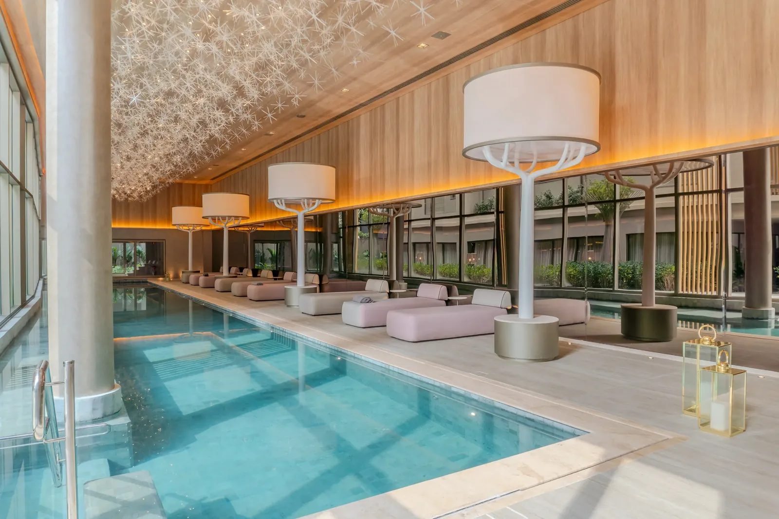 Piscina com raia coberta do Cyrela Moema by YOO, em Moema, São Paulo