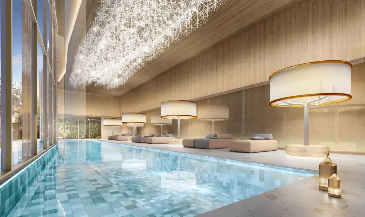 Piscina coberta iluminada do Cyrela Moema by YOO, com lounge e espreguiçadeiras