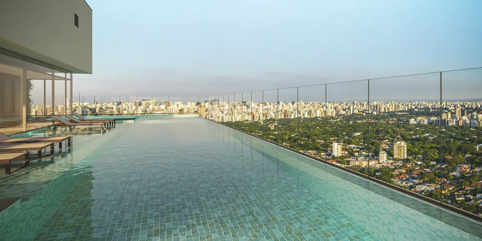 Piscina de borda infinita no rooftop do VISAR Jardim Europa, a 145 metros de altura