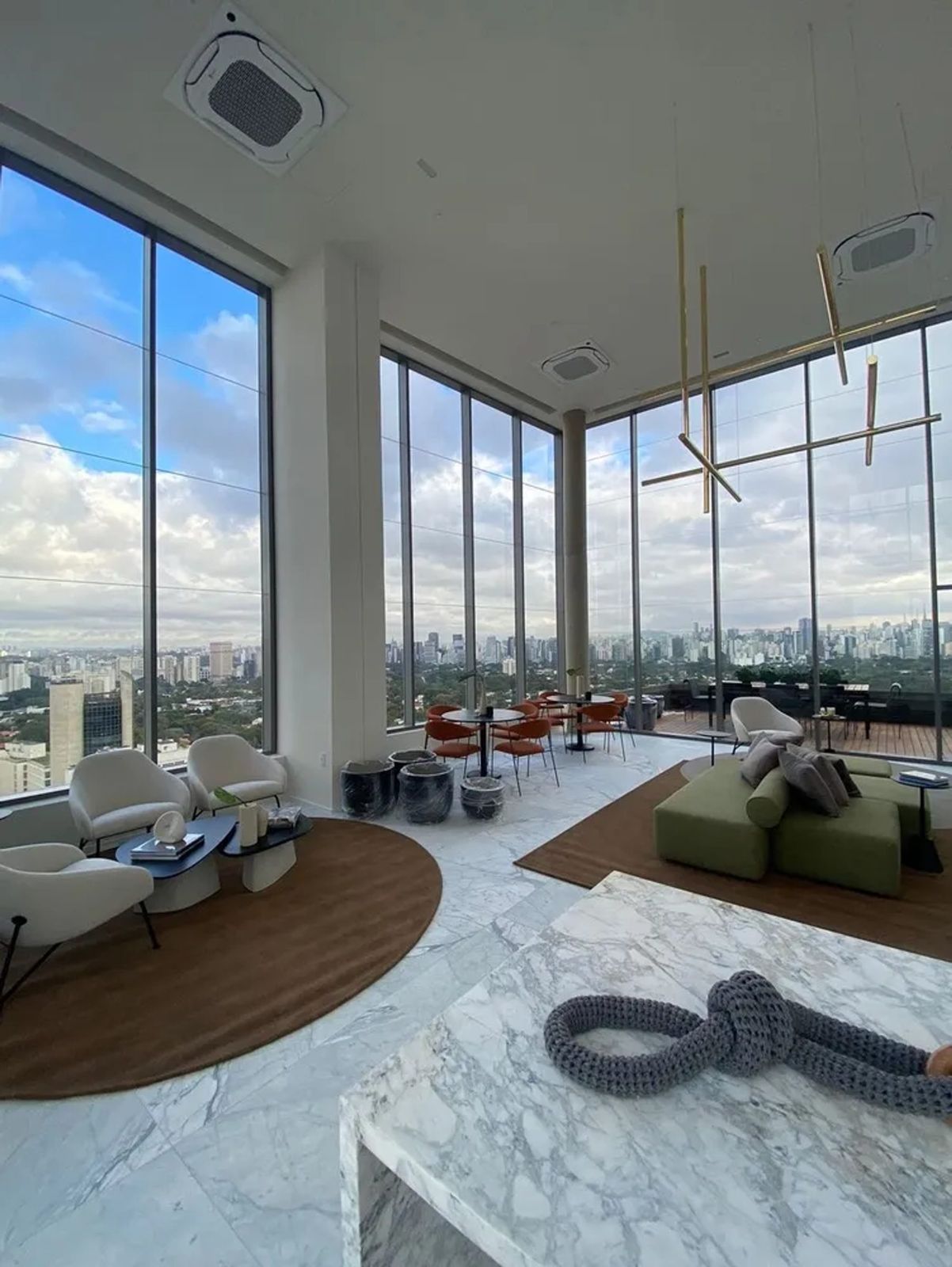 Sky lounge do Oscar Itaim, com vidros do piso ao teto e vista panorâmica de São Paulo