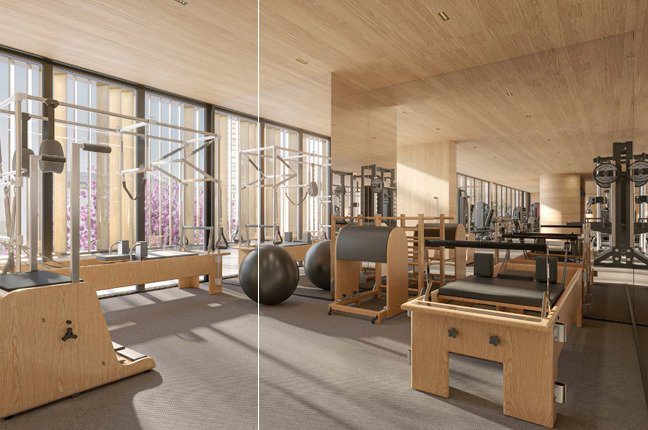 Sala de pilates do Autór Jardins, com aparelhos de madeira e iluminação natural