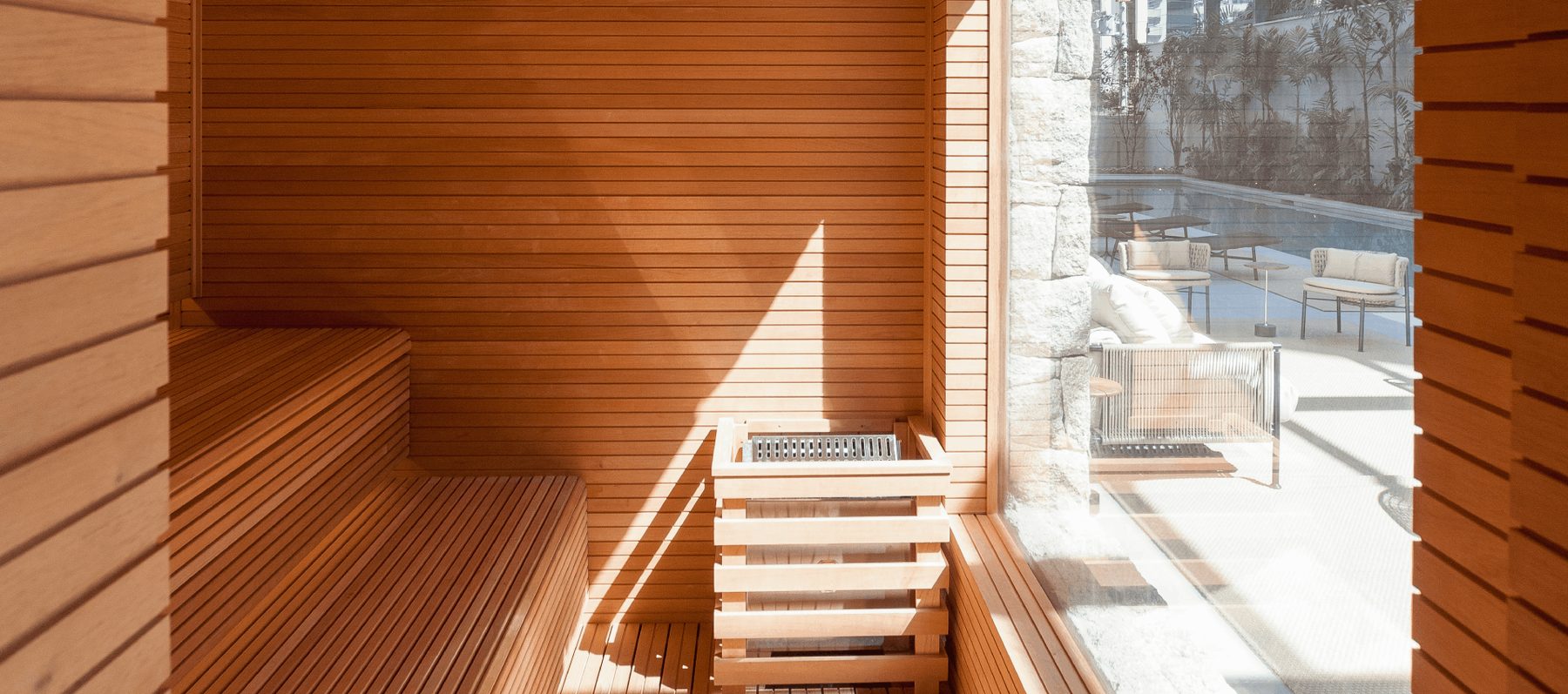 Sauna revestida em madeira do Casa Brasileira Itaim, com iluminação natural