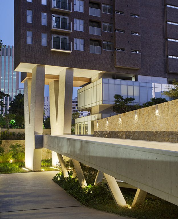 Fachada do Casa Brasileira Itaim em vidro e concreto aparente, com pilares escultóricos, no Itaim Bibi, em São Paulo