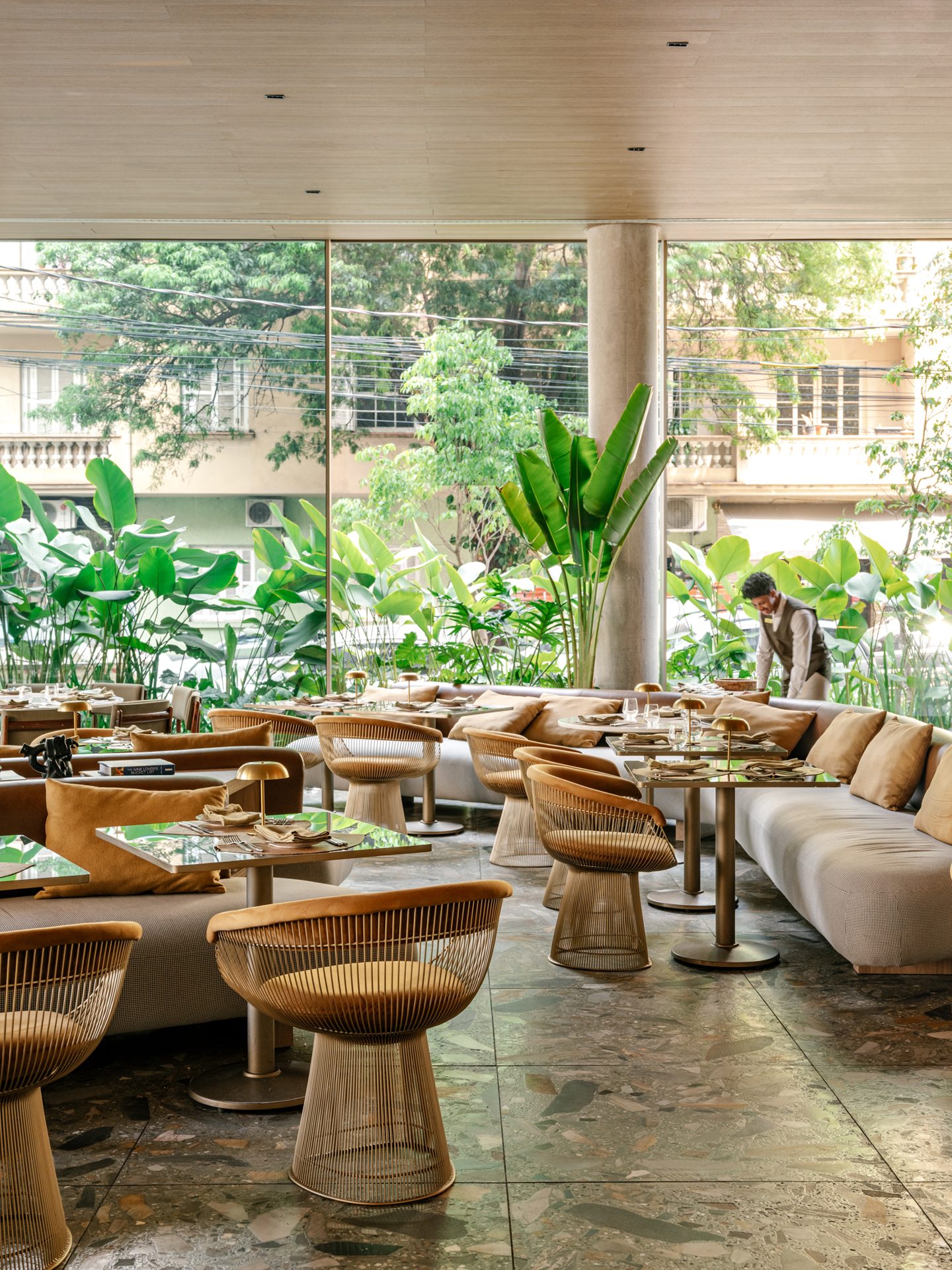 Foto real do bistrô Charlô, espaço gastronômico do Praça Henrique Monteiro em São Paulo
